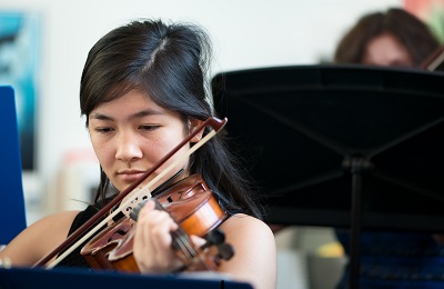 woman playing the violin